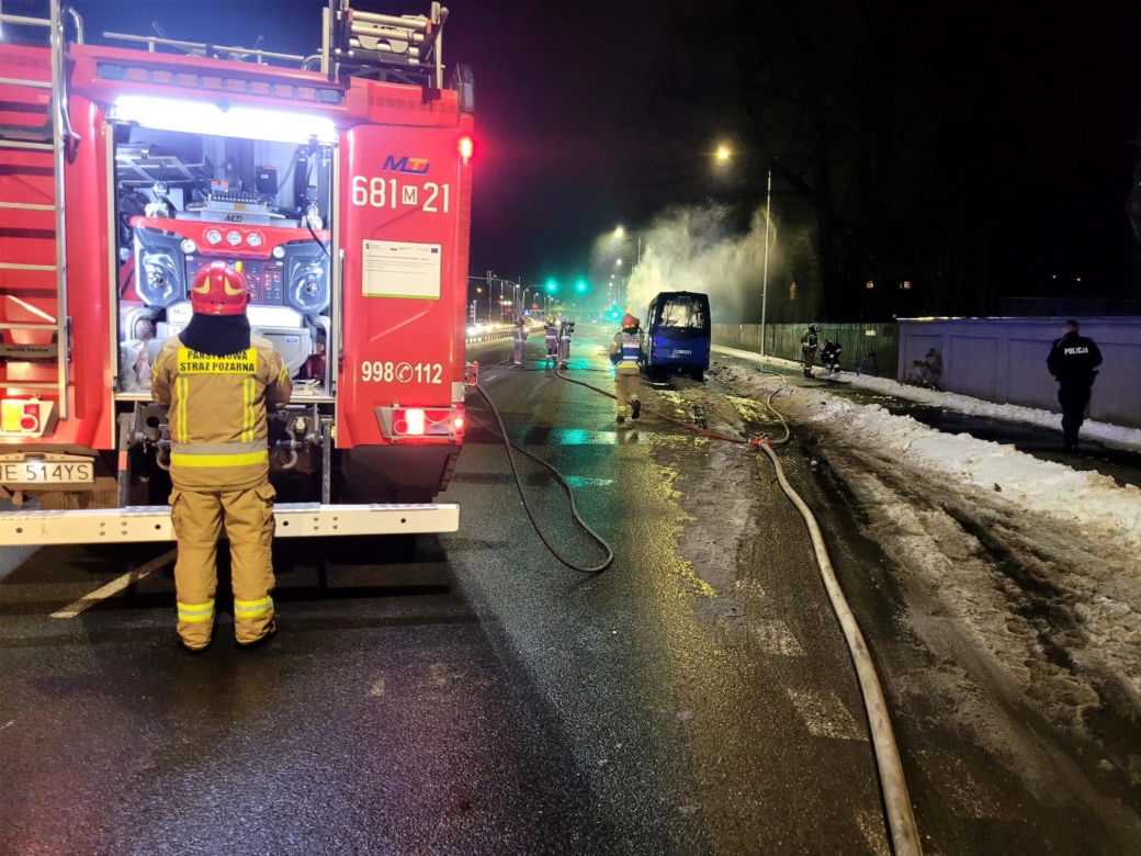 Bus stanął w ogniu! Samochód doszczętnie spłonął