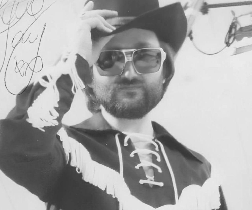 Tony Thorpe z The Rubettes w kapeluszu i okularach. O śmierci muzyka przeczytasz na EskaRock.