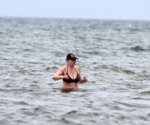 Boska Szapołowska, aktorka na plaży