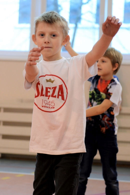 Koszykarki Ślęzy rozdają piłki w szkołach