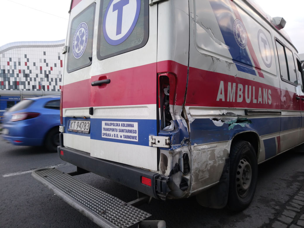 Kraków: Poważny wypadek na rondzie Grunwaldzkim. Karetka zderzyła się z autobusem