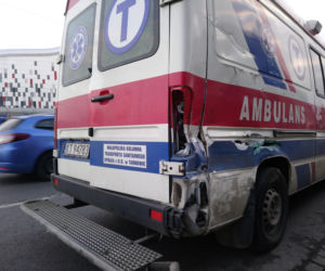 Kraków: Poważny wypadek na rondzie Grunwaldzkim. Karetka zderzyła się z autobusem