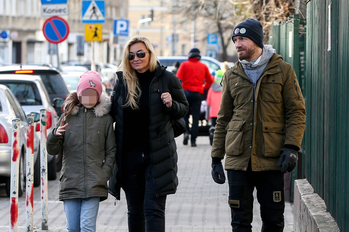 Martyna Wojciechowska z córeczką i z Przemkiem Kossakowski na spacerze