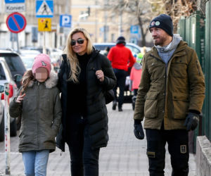 Martyna Wojciechowska z córeczką i z Przemkiem Kossakowski na spacerze