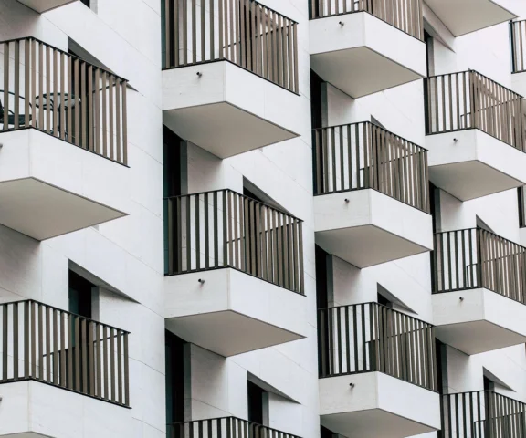 Pięciolatka wypadła z okna na piątym piętrze! Ojciec pijany