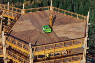 Zachwycający widok! Maluch na szczycie wieży widokowej w Beskidach