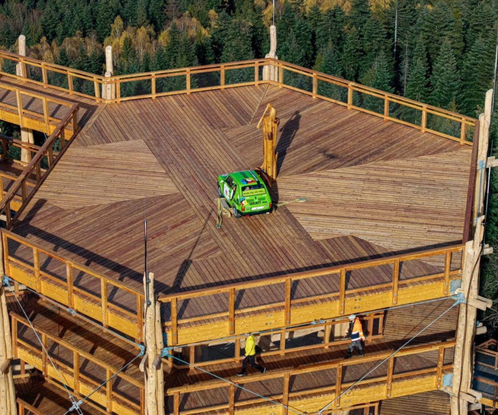 Na najpiękniejszej wieży widokowej w Śląskiem zaparkował... Maluch. Jak się tam znalazł?