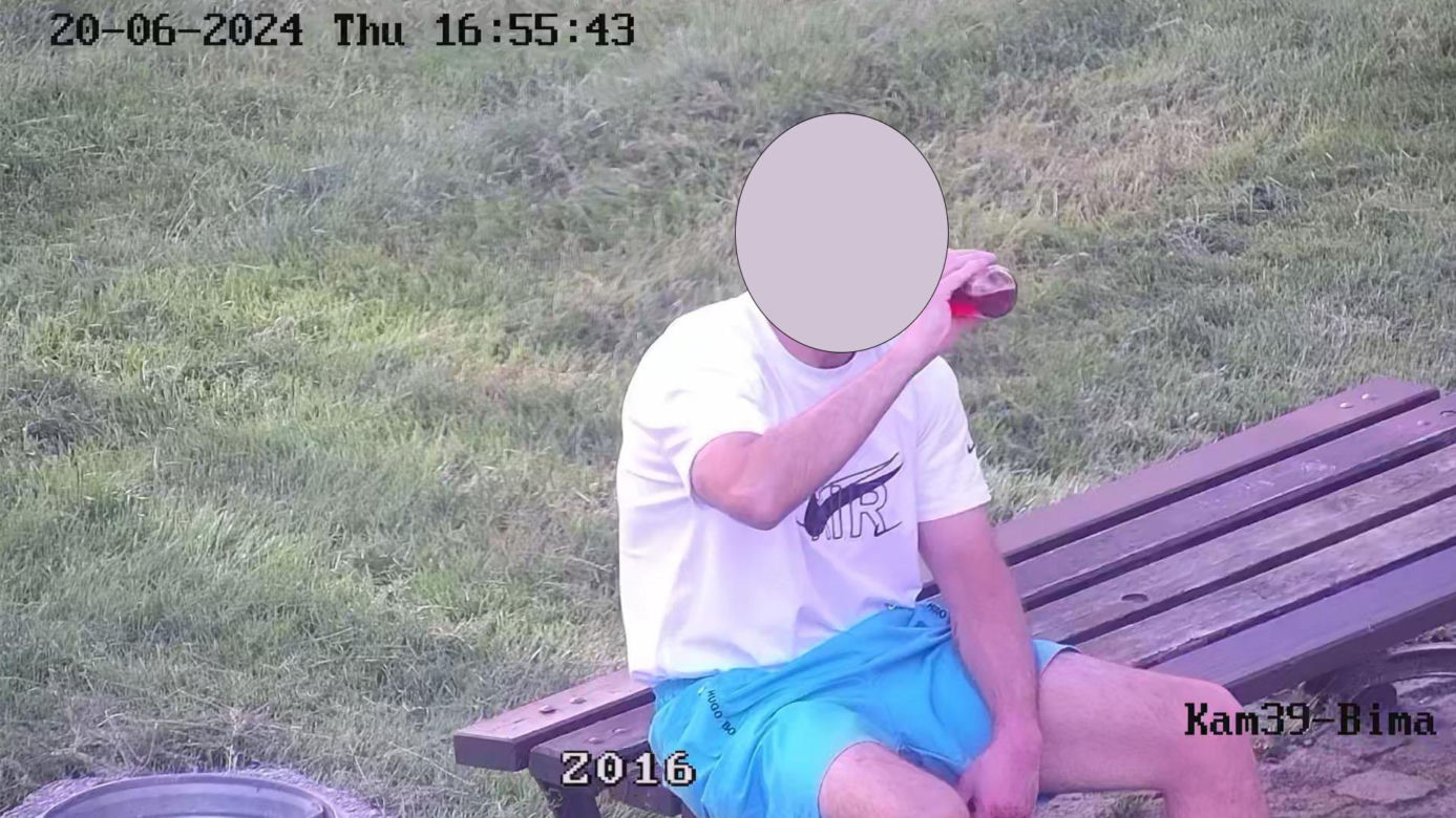 Strażnicy miejscy walczą z pijącymi „pod chmurką”. Tytuły wpisów mundurowych robią furorę!