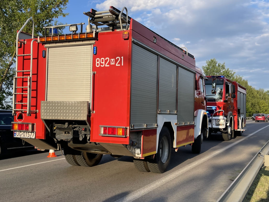  Huknął czołowo passatem w busa. Groźny wypadek w Nieporęcie