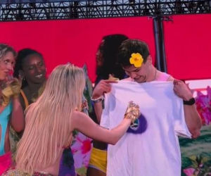 Radny z Konina na scenie z Zara Larsson