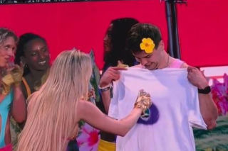 Radny z Konina na scenie z Zara Larsson