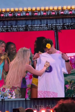 Radny z Konina na scenie z Zara Larsson