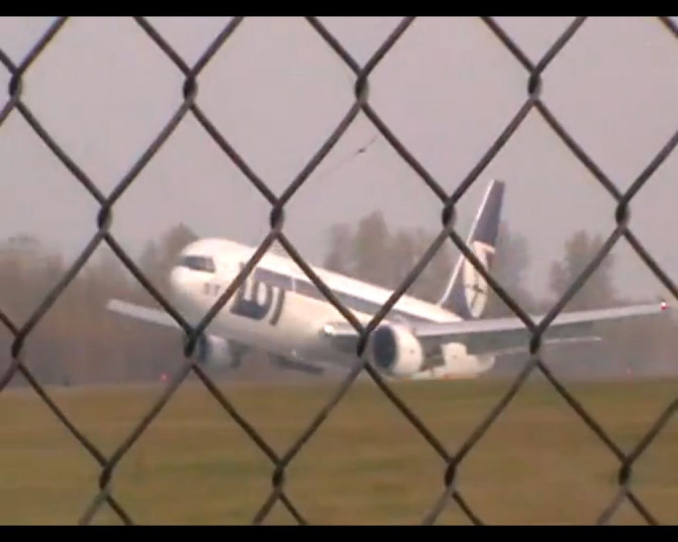 Awaryjne lądowanie Boeinga 767 na Okęciu - NOWE ZDJĘCIA