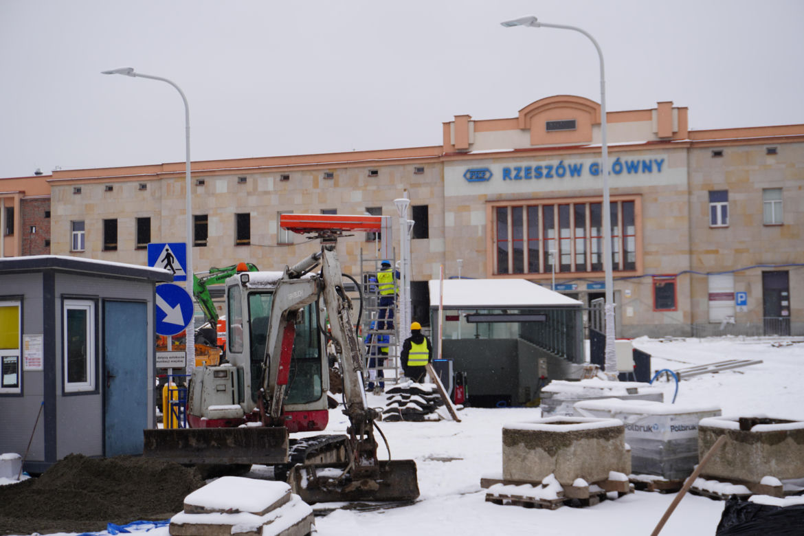 Nowy plac przed dworcem prawie gotowy. Kiedy zostanie otwarty?
