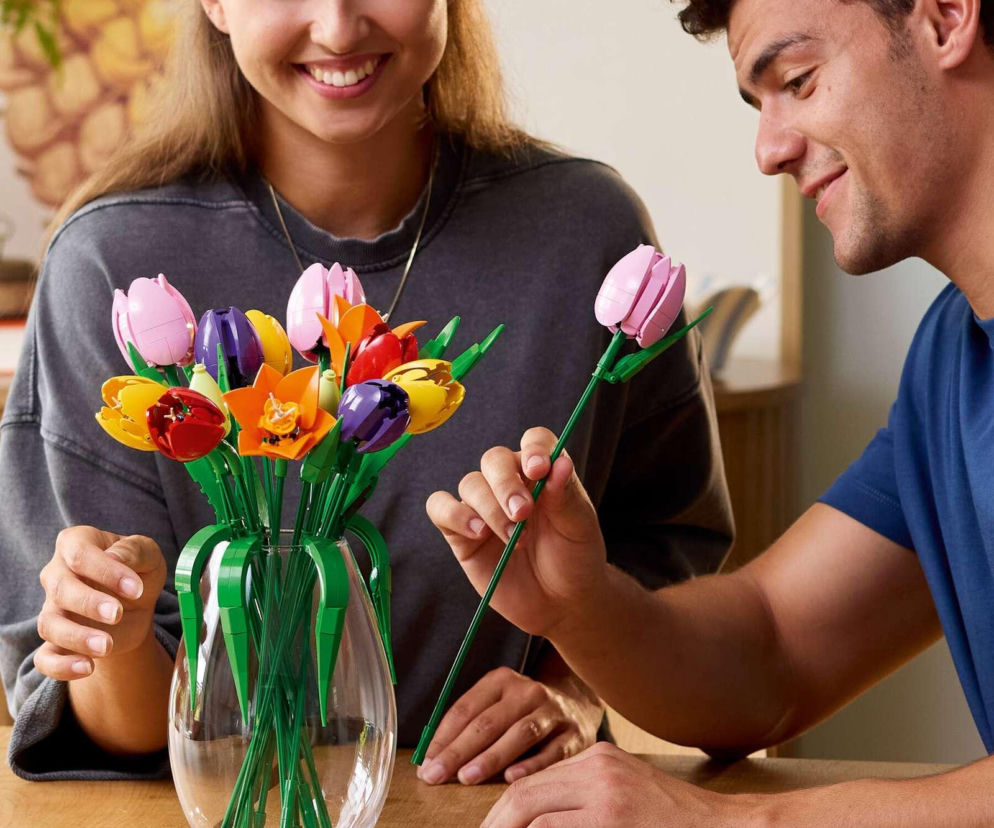 LEGO® Botanicals wkracza do „Top Model”! Kwiatowa odsłona 15. edycji programu
