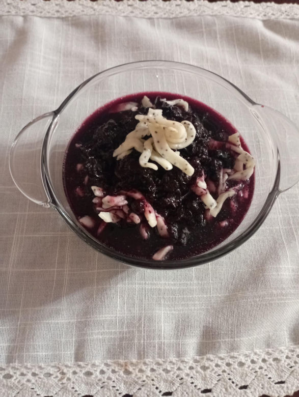 Zupa jagodowa z makaronem z czarnym makiem wg przepisu Marty Kamińskiej przewodniczącej Rady Rodziców z Przedszkola Chatka Puchatka w Lubiczu Górnym