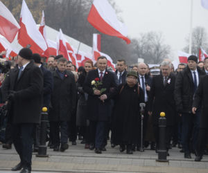 Andrzej Duda pod pomnikiem Józefa Piłsudskiego położył tylko dwie róże 