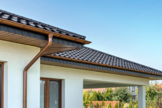 Dach z tego materiału jest i nowoczesny i tradycyjny. Pozytywnie zaskakuje