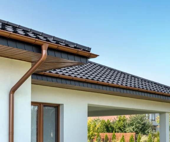 Dach z tego materiału jest i nowoczesny i tradycyjny. Pozytywnie zaskakuje