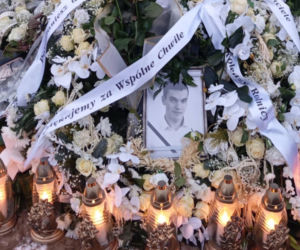 Grób tragicznie zmarłego Adama tonie w bieli. Poruszający widok po pogrzebie 18-latka