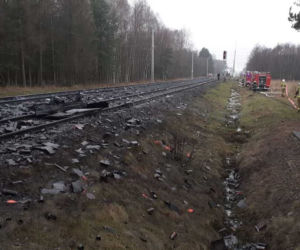 Widełka. Groźny wypadek na przejeździe kolejowym! Samochód zderzył się z szynobusem 