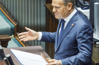 Atak na Iran. Tusk reaguje i mówi o bezpieczeństwie Polaków, a świat wstrzymuje oddech