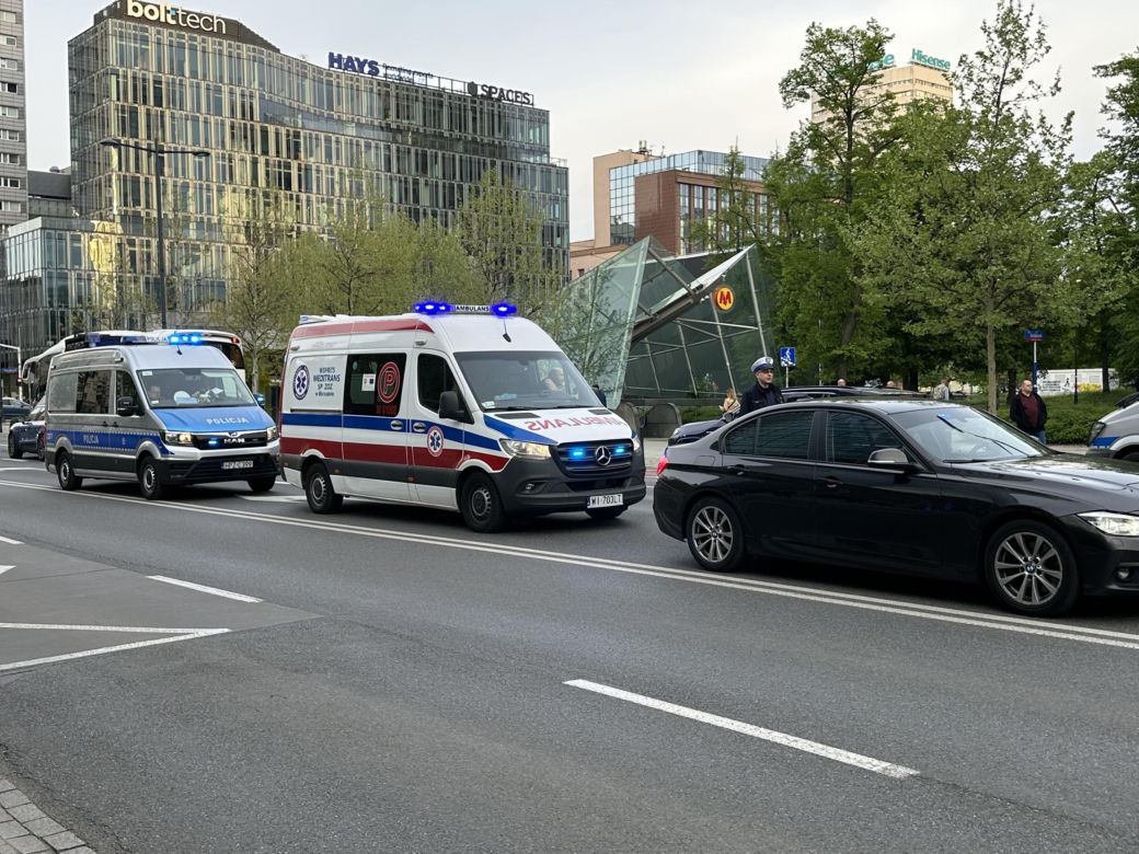 Piesza wbiegła pod samochód w centrum Warszawy