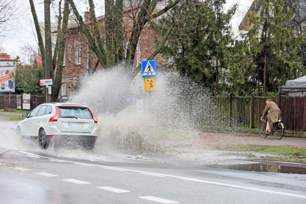Mieszkańcy toną, gdy tylko spadnie deszcz. Fuszerka w Marysinie Wawerskim