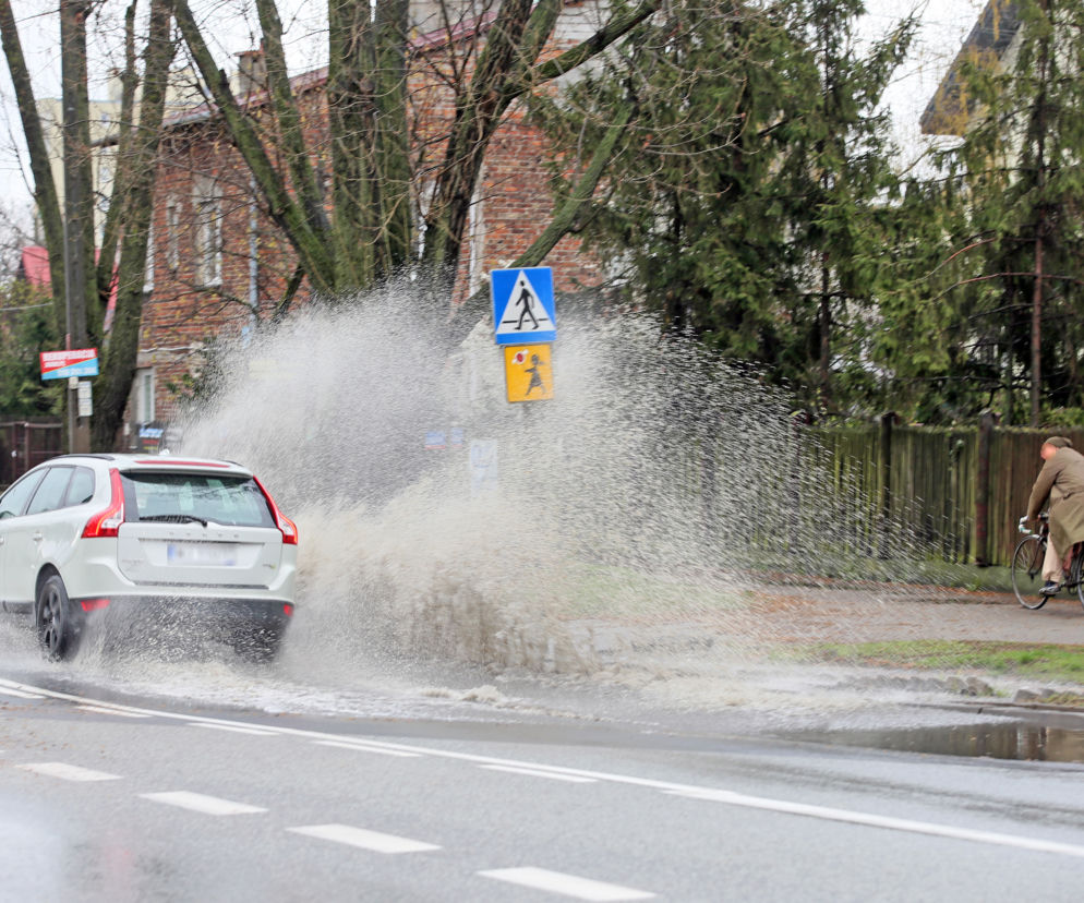 Mieszkańcy toną, gdy tylko spadnie deszcz. Fuszerka w Marysinie Wawerskim