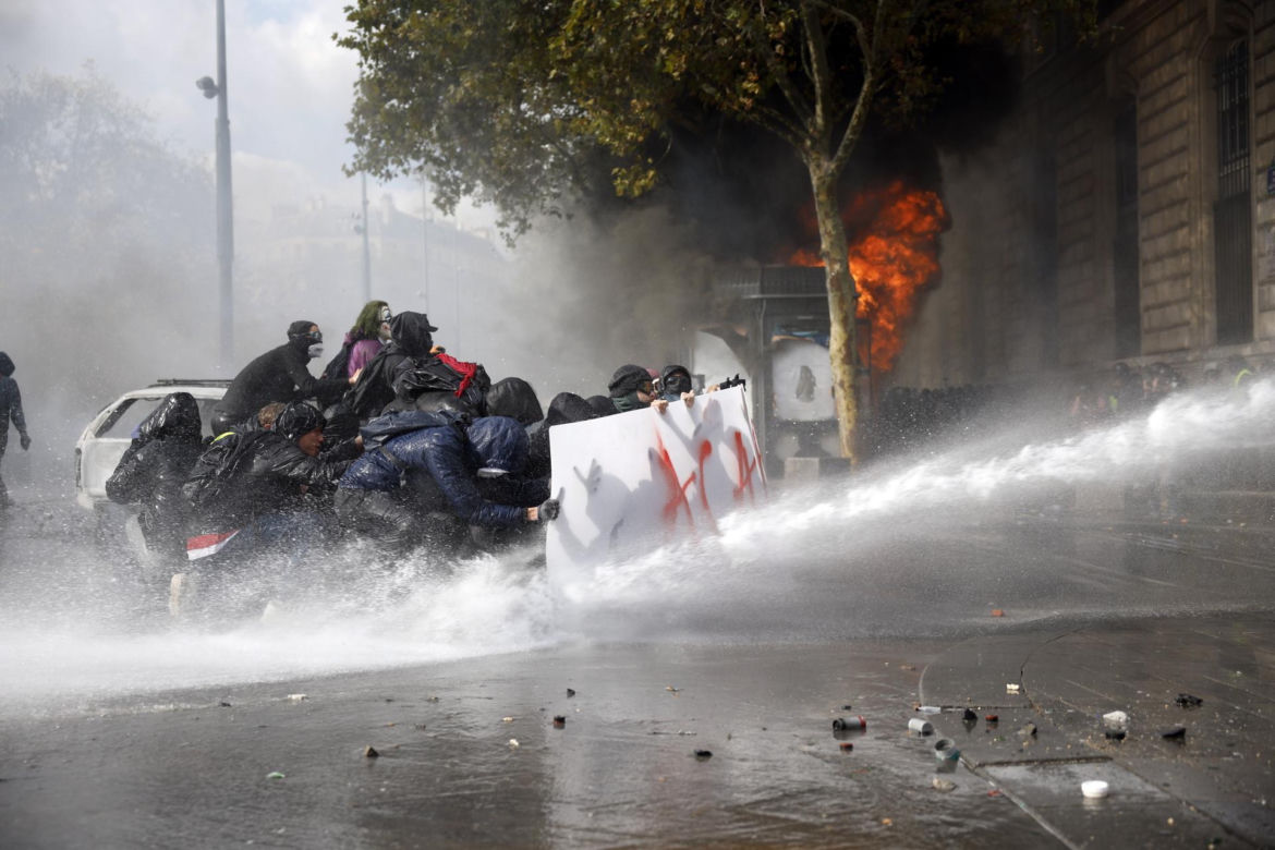 Francja płonie, Macronowie się bawią! Te zdjęcia oburzyły Francuzów