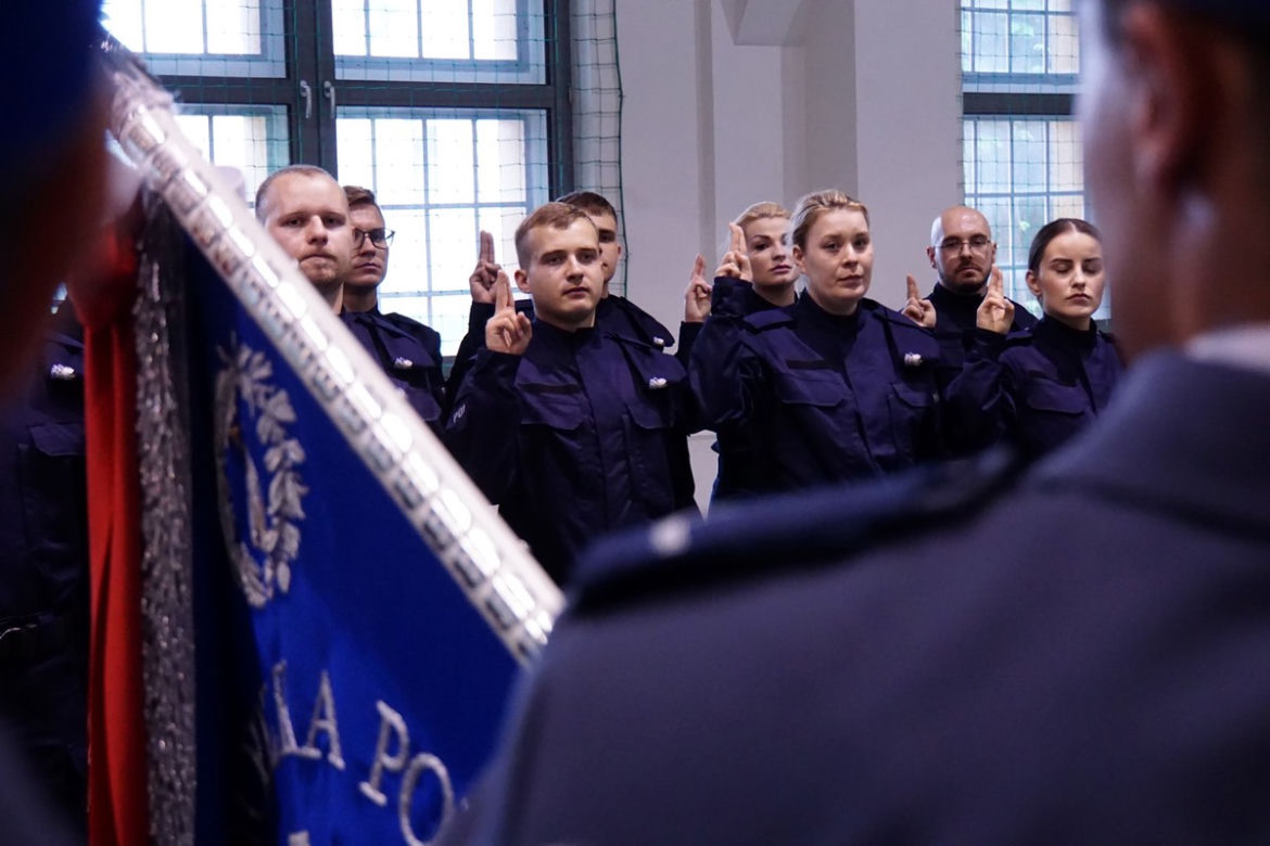 Ślubowanie nowych policjantów w Olsztynie. W szeregi wstąpiło 24 funkcjonariuszy [ZDJECIA]