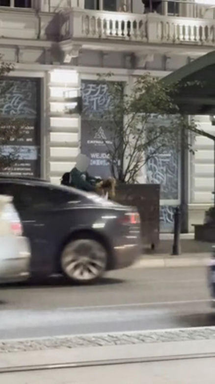 Seks na chodniku w centrum Warszawy. Para oddawała się uniesieniom przy Alejach Jerozolimskich