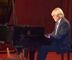 Koncert wybitnego pianisty i uzdolnionej stypendystki w Lasecznie