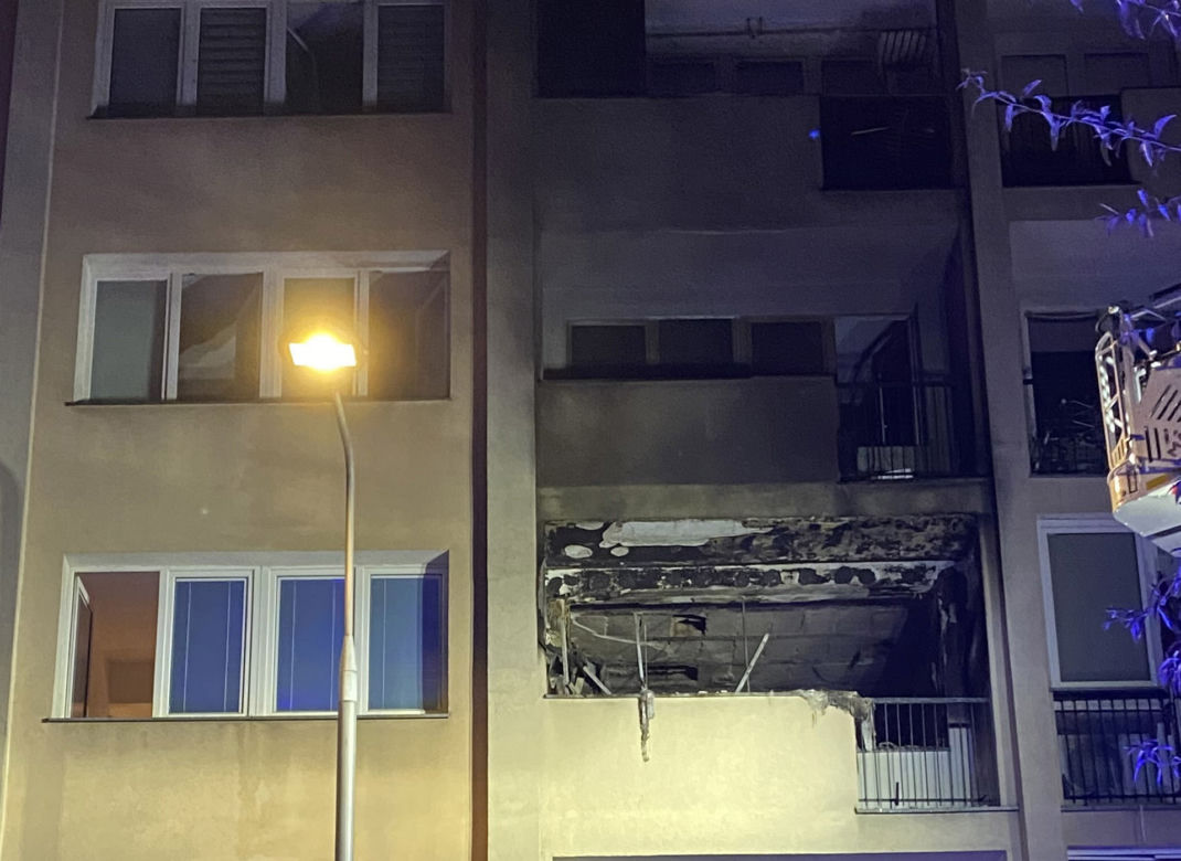 Gigantyczny pożar na Powiślu. Spłonęło mieszkanie w bloku. Jedna osoba trafiła do szpitala