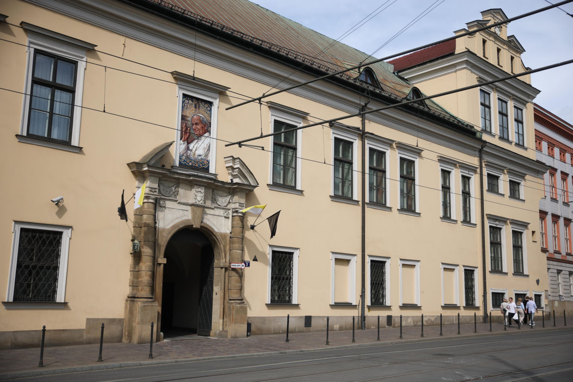 Czarne flagi przy Oknie Papieskim w Krakowie