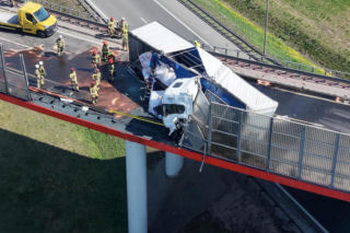 Horror na S8. Ciężarówka zawisła na wiadukcie! Kierowca uwięziony w kabinie