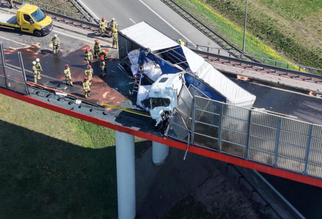 Horror na S8. Ciężarówka zawisła na wiadukcie! Kierowca uwięziony w kabinie