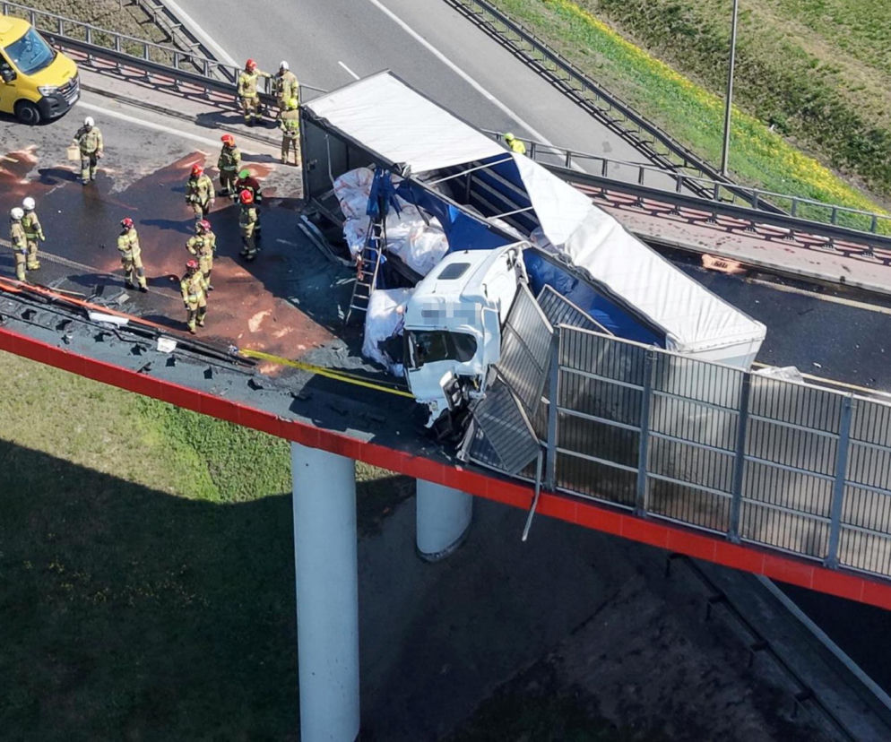 Wypadek ciężarówki na węźle Konotopa. Pojazd zawisł na wiadukcie nad trasą S8!