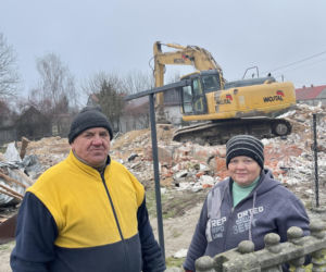 Rozbiórka domu Wesołowskich z Wyryków. Coś się w końcu ruszyło. Taki prezent na święta.