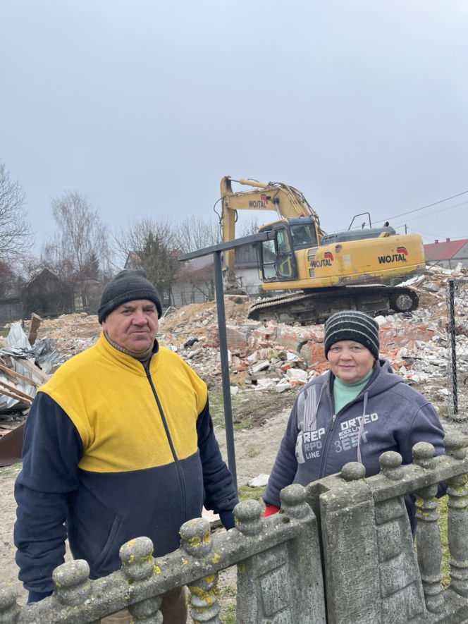 Rozbiórka domu Wesołowskich z Wyryków. "Coś się w końcu ruszyło. Taki prezent na święta".