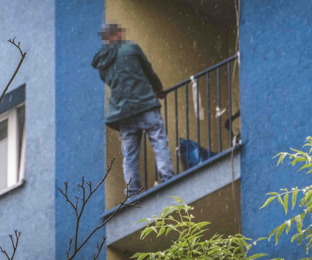 Śląskie: Przez 10 godzin stał na barierkach na balkonie na 9. piętrze. Groził, że skoczy
