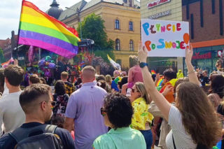 Tęczowy korowód przeszedł przez centrum Szczecina. Tłumy na 8. Marszu Równości