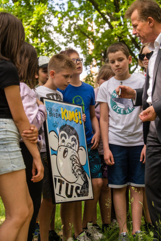 Papcio Chmiel ma mural i drzewo w Warszawie na 100. urodziny 