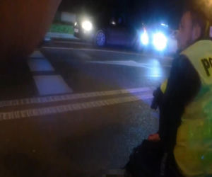 Radom. 26-latka uzbrojona w nóż. Dramatyczna interwencja policji na środku ulicy. Jest nagranie