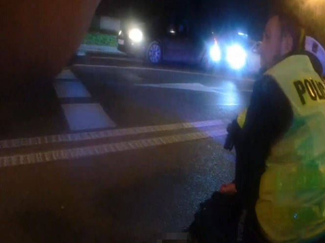 Radom. 26-latka uzbrojona w nóż. Dramatyczna interwencja policji na środku ulicy. Jest nagranie