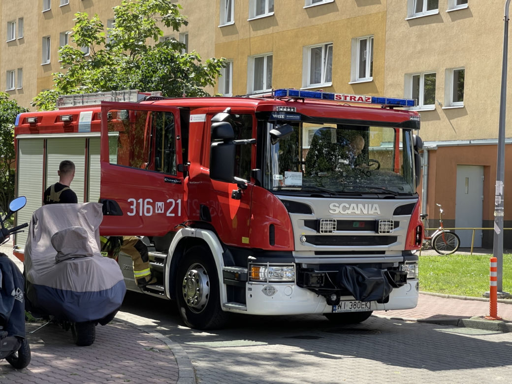 Tragedia w Ursusie. Mężczyzna spadł z 10. piętra bloku 