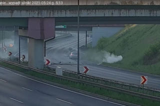 Wypadek na zakręcie mistrzów na DTŚ. Samochód uderzył w bariery i dachował. Z pojazdu wypadł silnik [WIDEO]