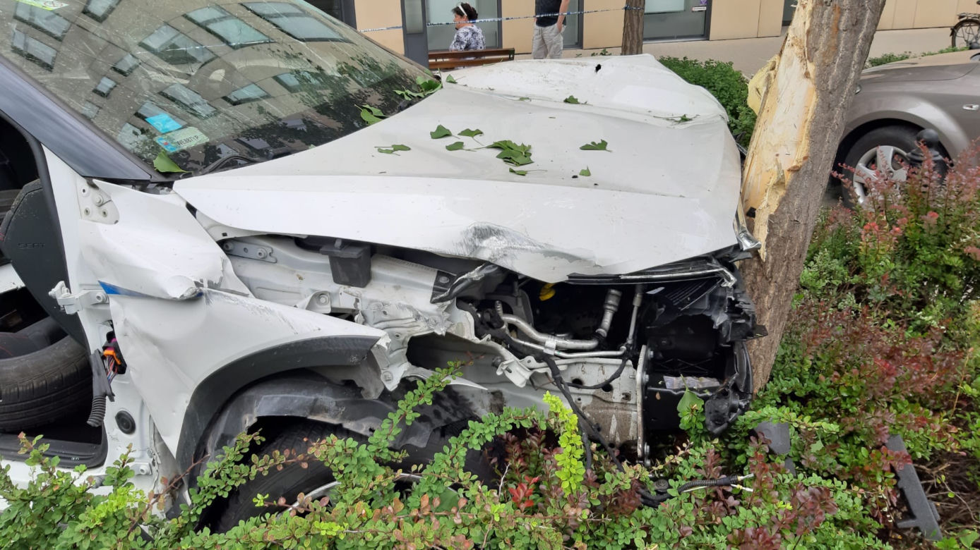 Pijany próbował uciekać przed policją. Uderzył w auto i wylądował na dachu