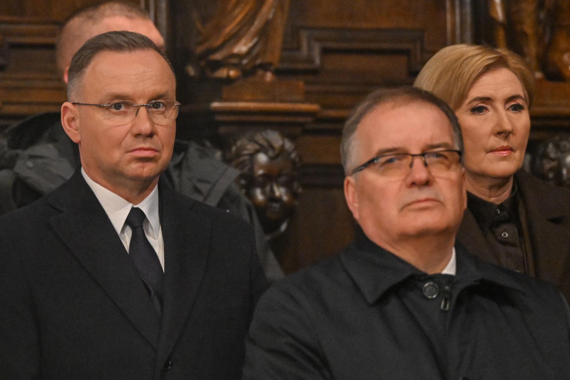 Kaczyński ściśnięty w tłoku pod pomnikiem smoleńskim