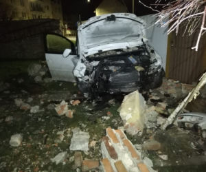 Wziął auto mamy i ROZTRZASKAŁ je na płocie! O krok od gradii w Rawiczu [ZDJĘCIA] 